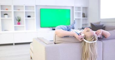 meisje genieten van muziek- door hoofdtelefoons foto