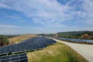 zonne- paneel hernieuwbaar energie veld- foto