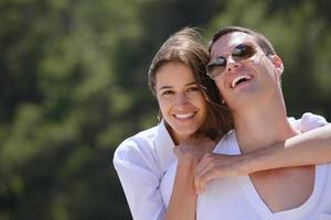 gelukkig jong koppel veel plezier op het strand foto