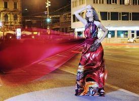 elegant vrouw Aan stad straat Bij nacht foto