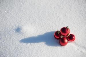 Kerstmis bal in sneeuw foto