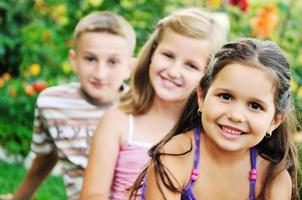 gelukkig kinderen buitenshuis foto