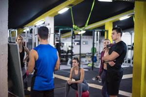 atleten krijgen instructies van trainer foto