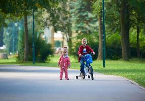 jongen en meisje met fiets foto