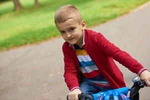 jongen Aan de fiets Bij park foto