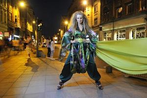 elegant vrouw Aan stad straat Bij nacht foto