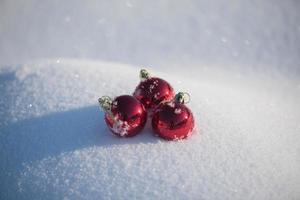 Kerstmis bal in sneeuw foto