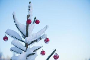 Kerstmis ballen Aan boom foto