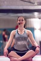 sportvrouw aan het doen yoga oefening en mediteren foto