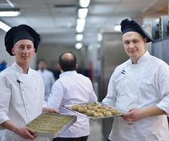 chef voorbereidingen treffen woestijn taart in de keuken foto