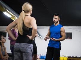 atleten krijgen instructies van trainer foto