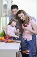 gelukkig jong familie in keuken foto