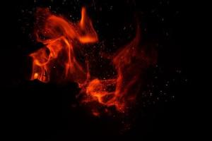 vuurvlam op zwarte achtergrond foto