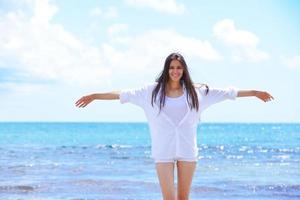 gelukkig vrouw genieten zomer vakantie foto