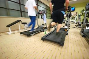 Mens rennen Aan loopband in Sportschool foto