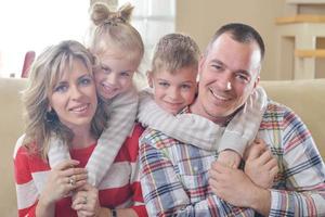 gelukkig jong familie Bij huis foto