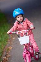 weinig meisje met fiets foto