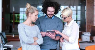 opstarten business team tijdens een bijeenkomst in modern kantoorgebouw foto