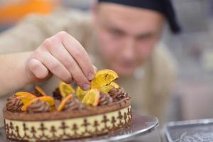 chef voorbereidingen treffen woestijn taart in de keuken foto