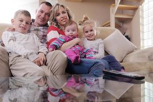 gelukkig jong familie Bij huis foto