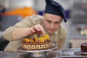 chef voorbereidingen treffen woestijn taart in de keuken foto