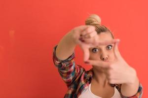 jong vrouw over- kleur achtergrond foto