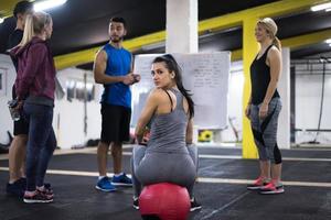 atleten krijgen instructies van trainer foto