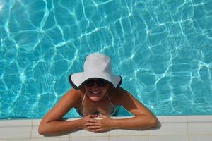 gelukkig vrouw in zwemmen zwembad foto