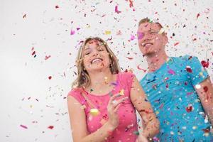 romantisch jong paar vieren partij met confetti foto