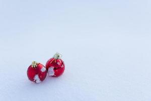 rood Kerstmis ballen in vers sneeuw foto