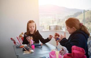 weinig meisjes spelen met poppen foto