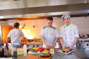 chef-kok bereiden van voedsel foto