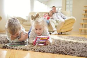 gelukkig jong familie Bij huis foto