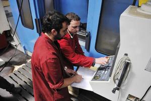 arbeiders mensen in fabriek foto