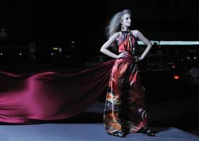 elegant vrouw Aan stad straat Bij nacht foto