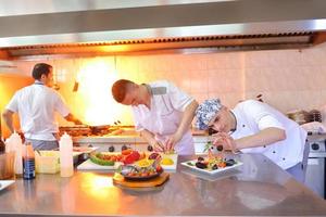 chef-kok bereiden van voedsel foto