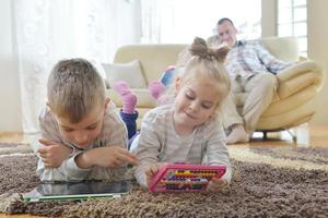 gelukkig jong familie Bij huis foto