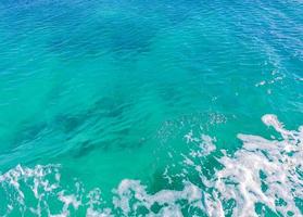 blauw turkoois water golven oceaan en zee structuur patroon Mexico. foto