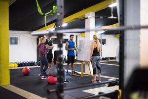 atleten krijgen instructies van trainer foto