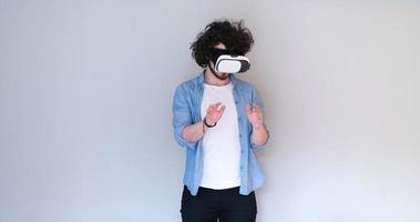 Mens gebruik makend van koptelefoon van virtueel realiteit foto
