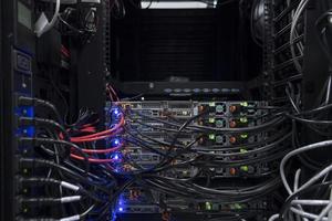 netwerk server kamer detailopname Aan vezel optiek hub of schakelaar voor digitaal communicatie en internet in mainframe zakelijke bedrijf gegevens centrum supercomputer. foto