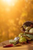 herfst verticaal samenstelling met een mand van appels, squash, paprika's Aan de achtergrond van een herfst landschap. herfst oogst concept foto