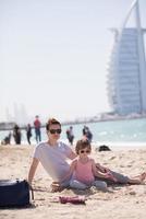 mam en dochter Aan de strand foto