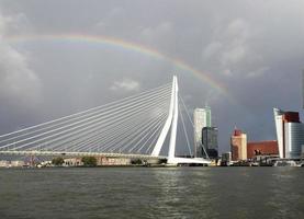 Rotterdam, zuiden Holland, nederland, 2019 - een groot regenboog overspanningen over- de stad van Rotterdam, Nederland foto