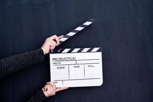 film klepel Aan zwart schoolbord achtergrond foto