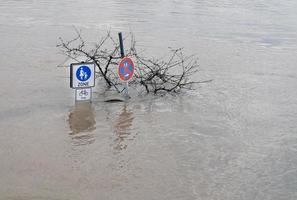 extreem weer - overstroomd voetgangersgebied in Keulen, Duitsland foto