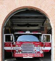 Boston, ma, 2022 - brandweerwagen met Open deuren in de stad van Boston, ma foto