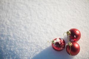 Kerstmis bal in sneeuw foto