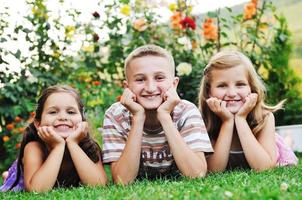 gelukkig kinderen buitenshuis foto