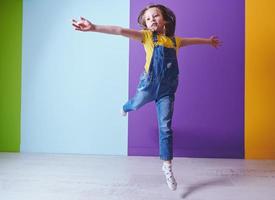 schattig weinig meisje dansen Bij huis foto